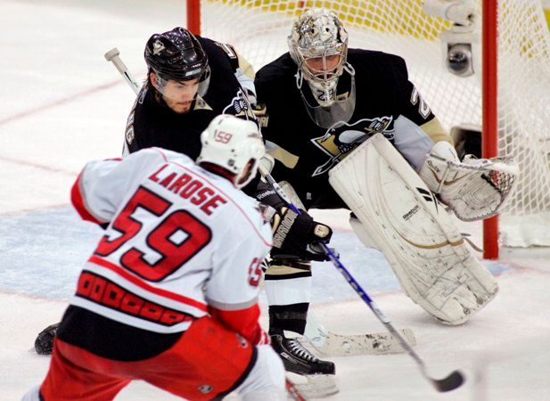 Chad LaRose střílí gól Caroliny ve finále konference proti Pittsburghu. | Foto: Václav Rojík