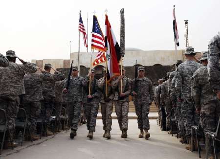 Poslední loučení s Irákem. Američtí vojáci odnášejí svou vlajku při ceremonii, která oznamuje definitivní konec jejich mise v Iráku. | Foto: Reuters