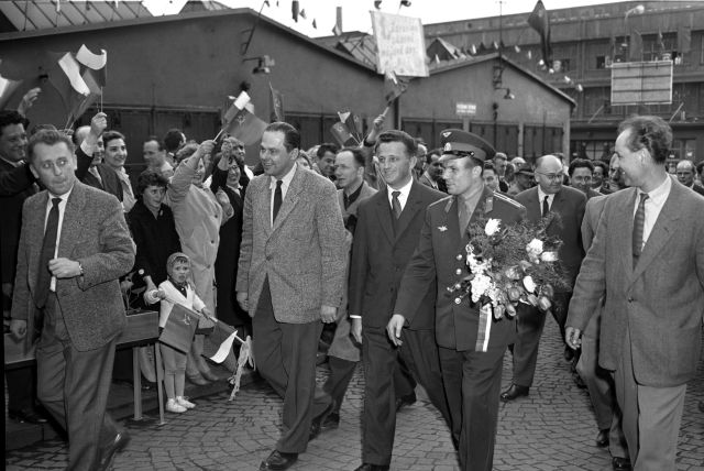 Československý lid uvítal hrdinu nového věku - majora Jurije Alexejeviče Gagarina. Jeho triumfální jízda Prahou se slovy nenechá povědět, jak při výstupu z letadla, tak v pražských ulicích, byl přímo zasypán květy sta tisícovými zástupy pražských občanů i okolních a skandováním "Gagarin, Gagarin, Gagrin." (dobový text) | Foto: ČTK