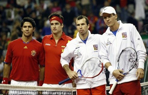 Tomáš Berdych a Radek Štěpánek pózují před čtyřhrou | Foto: Sport