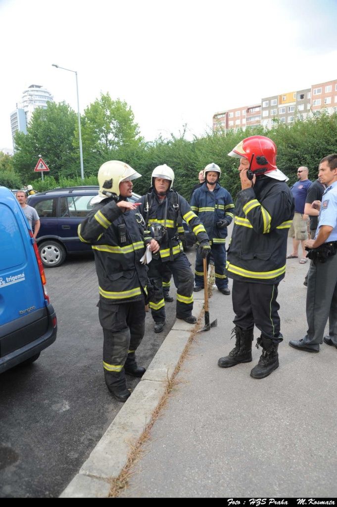 Na místo vyjelo několik profesionálních i dobrovolných hasičských jednotek. | Foto: HZS Praha, M. Kosmata