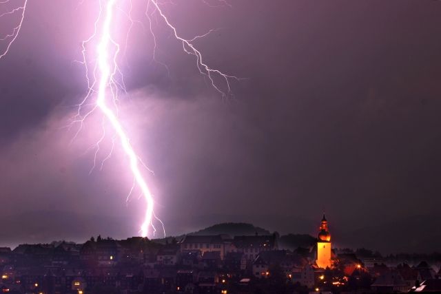 Prudké bouřky a vydatné deště jsou hlášeny z řady míst v Německu. Blesk ozářil v noci na 7. července městečko Arnsberg v Sársku. | Foto: čtk