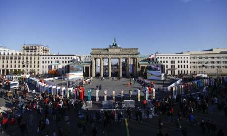 Berlínská zeď z domina před Braniborskou bránou. | Foto: Reuters