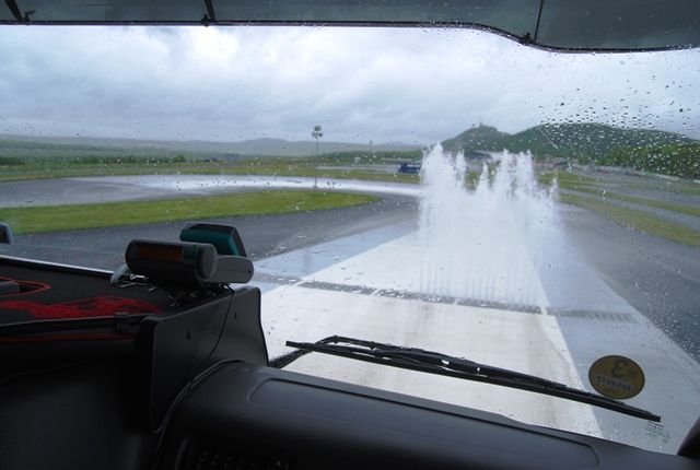 Teď se před námi objevila překážka. Osobní auto v dobrém technickém stavu a se zkušeným řidičem za volantem by ji dokázalo zleva objet | Foto: Radek Pecák