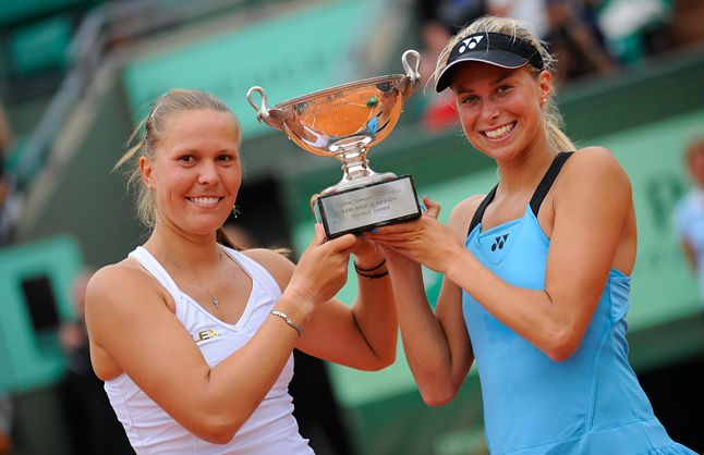 Lucie Hradecká loni na French Open zazářila hlavně v deblu, který společně s Andreou Hlaváčkovou vyhrála, ale letos i kvůli zmíněné olympiádě bude chtít uspět i v singlu. Má za sebou fantastický turnaj na specifické modré antuce v Madridu, kde došla i přes Petru Kvitovou až do semifinále. Loni na French Open prošla do druhého kola, letos začíná se světovou pětadvacítkou Julií Görgesovou. | Foto: Reuters