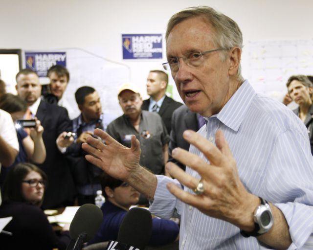 Demokratický senátor Harry Reid obhájil v Nevadě křeslo proti stoupenci Tea Party. | Foto: Reuters