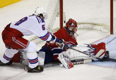 Jaromír Jágr z New Yorku Rangers (v bílém) se snaží překonat montralského gólmana Jaroslava Haláka. | Foto: Reuters