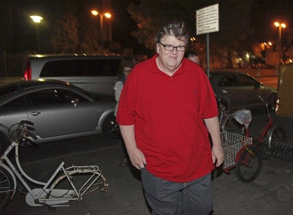 Michael Moore čeká na vodní taxi na benátském festivalu | Foto: Reuters