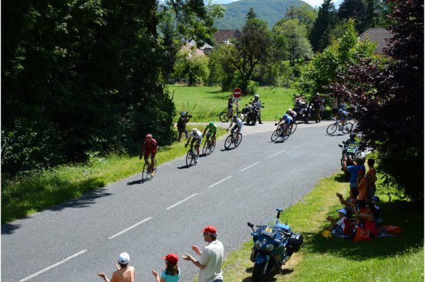 Cyklistický peloton během desáté etapy Tour de France 2012. | Foto: www.letour.fr