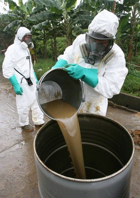 Francouzští experti čistí zamořené oblasti na Pobřeží slonoviny - přes 30 000 obyvatel Pobřeží slonoviny mělo vážné zdravotní problémy poté, co byli přiotráveni odpadem dovezeným z Evropy. | Foto: Reuters