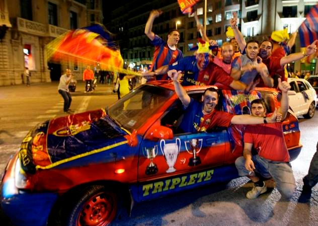 Fanoušci fotbalistů FC Barcelona slaví v ulicích triumf v Champions League. | Foto: Václav Rojík