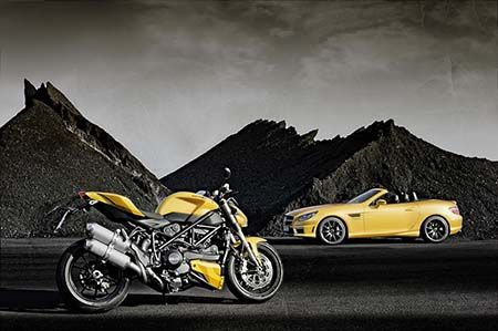 Mercedes SLK 55 AMG a Ducati Streetfighter 848 | Foto: Mercedes-Benz