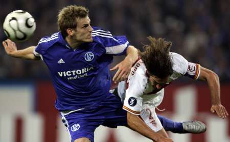 Sören Larsen ze Schalke v souboji se sevillským Javi Navarrem. | Foto: Reuters