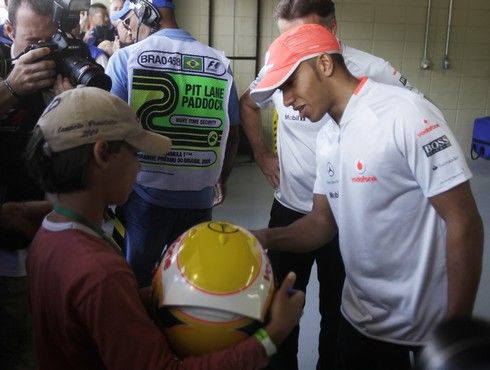 Lewis Hamilton mezi fanoušky | Foto: Sport