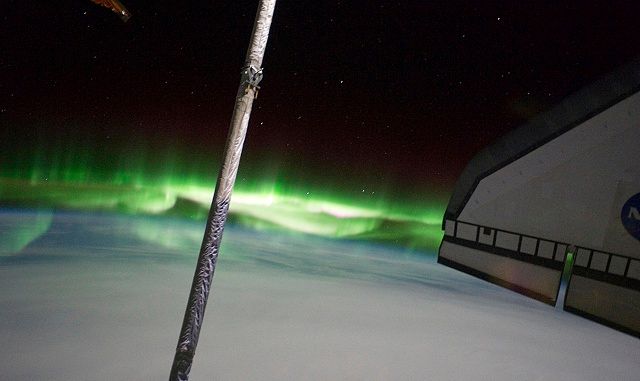 Polární záře pohledem z vesmíru, jak ji zachytila posádka Atlantisu | Foto: Reuters