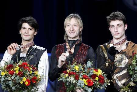 A všichni medailisté (zleva) Stephane Lambiel, Jevgenij Pljuščenko, Brian Joubert | Foto: Reuters