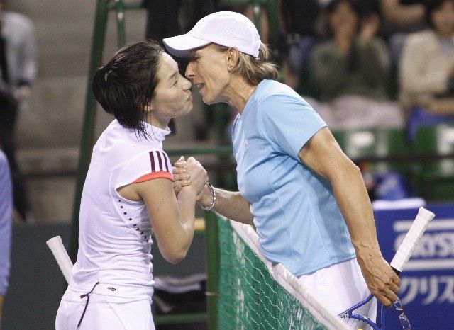 Česko-americká tenisová legenda Martina Navrátilová (vpravo) si podává ruku s Japonkou Kimiko Dateovou po exhibičním zápase v Tokiu. | Foto: Reuters