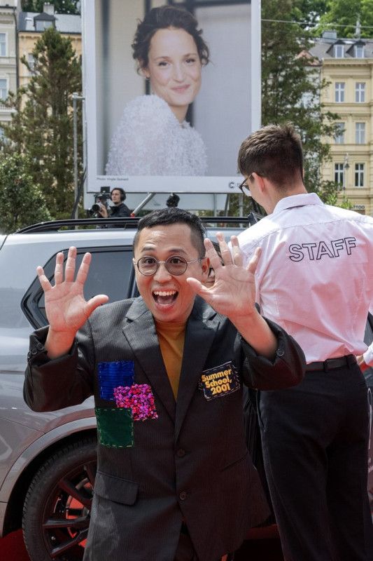 Snímek dokazuje, že vietnamskou komunitu v České republice už dávno netvoří výhradně provozovatelé večerek a stánků v tržnicích. | Foto: KVIFF.com