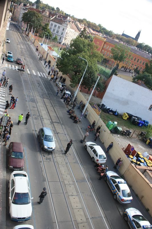 Vyznavači squatterství se začali k domu v ulici Na Slupi scházet již v odpoledních hodinách. | Foto: Naďa Straková