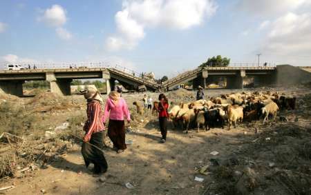 Někteří Palestinci se útoku izraelské armády zalekli a opustili své domovy, jiní před obavy zůstávají. | Foto: Reuters