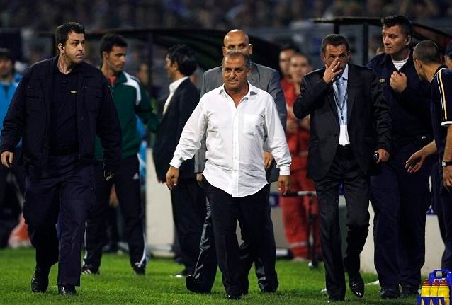 Kouč Turků Terim neudržel v Bosně nervy a rozhodčí jej poslal na tribunu | Foto: Reuters