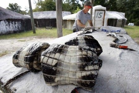 Kůže poté Wayne odveze do koželužny na další zpracování. | Foto: REUTERS/Hans Deryk