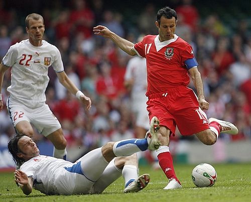 Marek Jankulovski (ležící) atakuje Ryana Giggse z Walesu. | Foto: Reuters