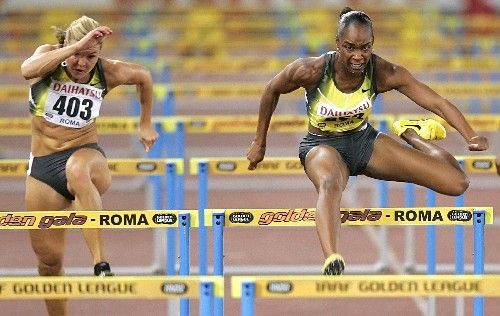 Americká atletka Michelle Perryová (vpravo) v závodě na 100 m překážek při mítinku Zlaté ligy v Římě. Vlevo Švédka Susanna Kallurová. | Foto: Reuters