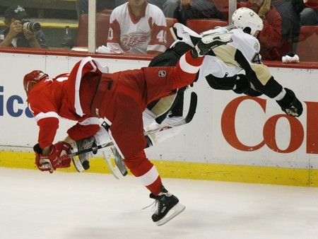 Kirk Maltby z Detroitu a pittsburghský Brooks Orpik v jednom z mnoha střetů. | Foto: Reuters