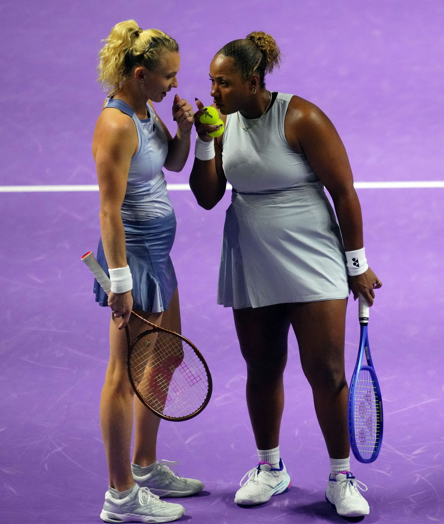 Až příliš žhavé, píší o "Taylorině". Z kolapsu se Siniaková dostala vzácným počinem