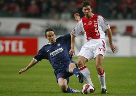 Český reprezentant Zdeněk Grygera (vpravo) z Ajaxu Amsterodam v souboji s Hannesem Aignerem z Austrie Vídeň v Poháru UEFA. | Foto: Reuters