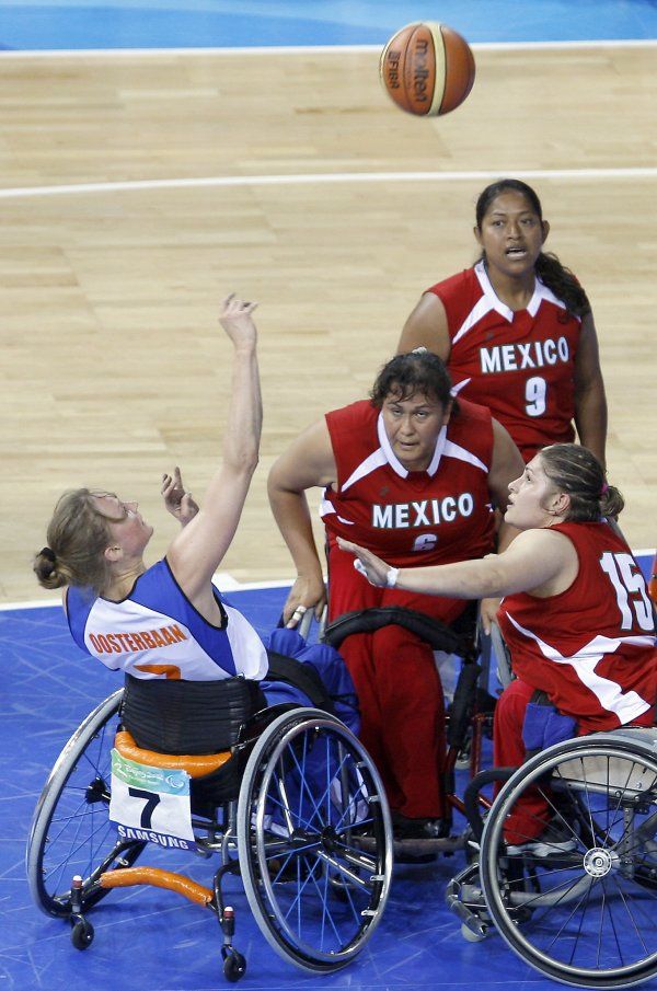 Paralympijské utkání v basketbalu mezi Nizozemkami a Mexičankami. | Foto: Reuters