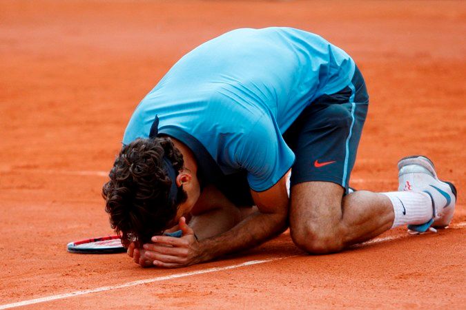 Roger Federer se raduje z premiérového titulu v Roland Garros. | Foto: Václav Rojík