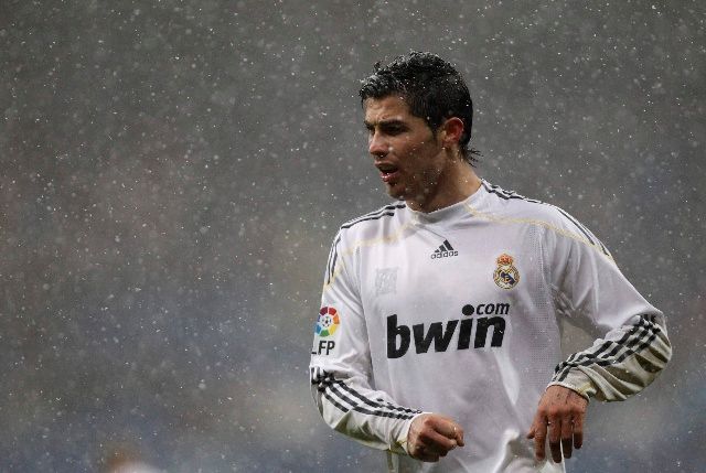 Cristiano Ronaldo, jak jsme ho ještě neviděli. Uprostřed sněhu na stadionu San Bernabeu v nedělním zápase Realu Madrid proti Realu Mallorca. | Foto: Reuters