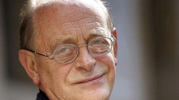 Antonio Tabucchi , 1943 – 25. 3. 2012, italský spisovatel, literární vědec, esejista a překladatel 
 V portugalském Lisabonu zemřel ve věku 68 let po dlouhé nemoci spisovatel, literární vědec, esejista a překladatel Antonio Tabucchi považovaný za jednoho z nejvýznamnějších současných italských spisovatelů. Tabucchi napsal dvacítku knih. Do italštiny přeložil dílo portugalského spisovatele Fernanda Pessoy, kterého obdivoval. 
 Článek: 
 http://aktualne.centrum.cz/kultura/umeni/clanek.phtml?id=738618 | Foto: adgnews24.com/