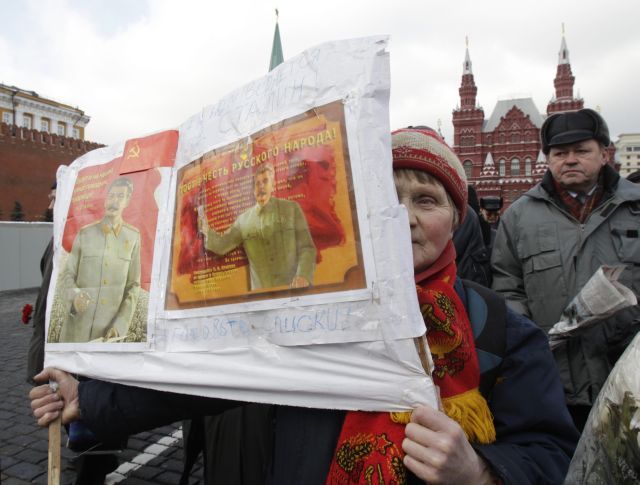 Na Rudém náměstí v Moskvě se přišli obvivovatelé Stalina poklonit k jeho hrobu za Leninovým mauzoleem u zdi Kremlu. | Foto: Reuters