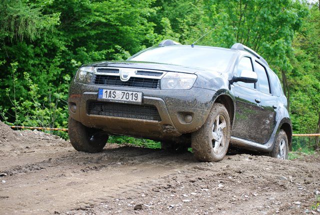 Auto má slušné nájezdové úhly i světlou výšku | Foto: Radek Pecák