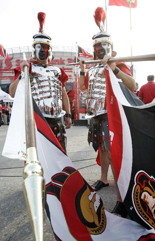 Fanoušci Ottawy se na první finále Stanley Cupu na domácí po osmdesáti letech pořádně těšili. | Foto: Reuters