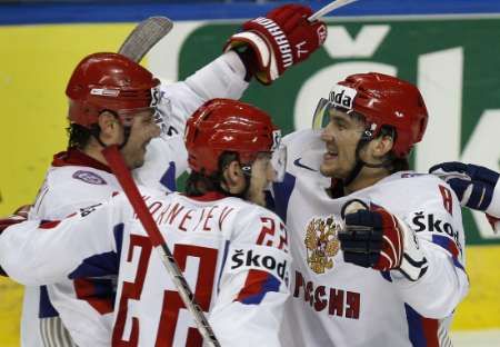 Ruský hokejista Alexander Ovečkin příjmá gratulace od spoluhráčů Ilji Kovalčuka (vlevo) a Konstantina Kornijeva během první třetiny utkání se Švýcarskem. | Foto: Reuters