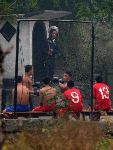 Muži boxují ve městě Sinujiu na severokorejské straně řeky Ja-lu, která odděluje Severní Koreu od Číny | Foto: REUTERS / Reinhard Krause