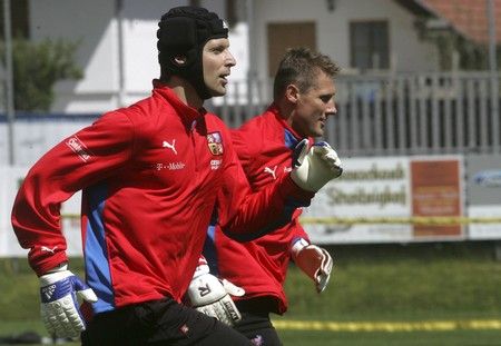 Trénikový výklus, vepředeu Čech, za ním Zítka. | Foto: Reuters