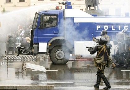 Mnoho z protestujících podporuje opozičního vůdce Irakliho Okruašviliho, který byl zatčen a posléze propuštěn na kauci minulý měsíc. Nyní je Okruašvili v Německu. | Foto: Reuters