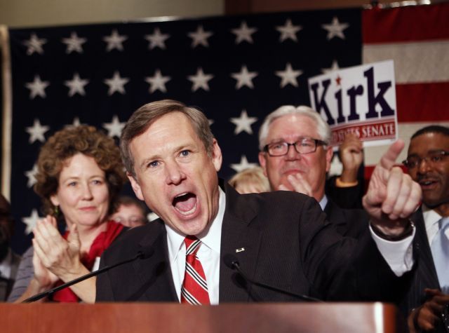 Republikán Mark Kirk oslavuje v Chicagu vítězství v souboji o Senát ve státě Illinois, za který byl dříve senátorem Barack Obama. | Foto: Reuters