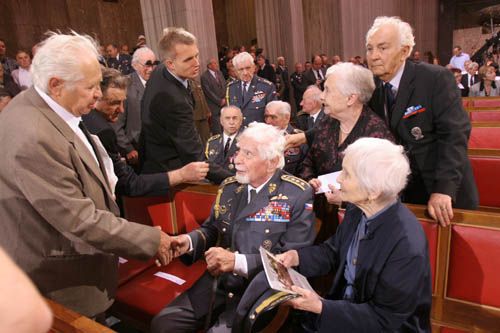 Smuteční hosté se zdraví s jinou legendou československého letectva, generálem Františkem Fajtlem. | Foto: Ondřej Besperát, Aktuálně.cz