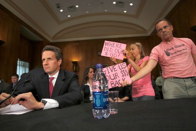 Kam se poděly naše peníze? Dejte nám naše peníze zpět. Ministr financí Timothy Geithner čelí v Kongresu demonstrantům. | Foto: Reuters