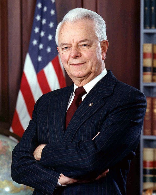 28. 6. - Robert Byrd, nejdéle sloužící zákonodárce historie USA - Jedinečný zápis v politické historii se definitivně završil. Ve Spojených státech zemřel Robert Byrd, nejdéle sloužící zákonodárce v dějinách země. 
 V Senátu působil 51 let, během nichž se v Bílém domě vystřídalo devět prezidentů. Před zvolení senátorem byl po sedm let členem Sněmovny reprezentantů. 
 Připomeňte si tuto osobnost ve článku zde . | Foto: Wikimedia