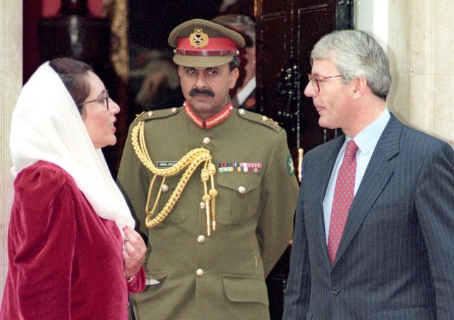 Politika v Londýně: Snímek z roku 1994 a Bhuttová s ministerským předsedou Velké Británie Johnem Majorem. | Foto: Reuters