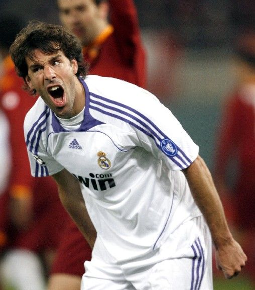 Nizozemský fotbalista Ruud Van Nistelrooy z Realu Madrid se rozčiluje v průběhu prvního osmifinále Ligy mistrů proti AS Řím. | Foto: Reuters