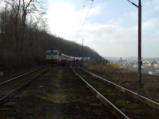 Rychlík EC havaroval v sobotu v 10:30 cestou z Hlavního nádraží do Prahy-Libně za žižkovským tunelem (snížená kvalita fotografie - mobilní MMS). | Foto: Sabina Slonková