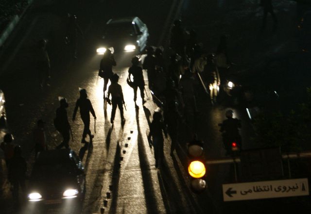 Policejní patrola v ulicích Teheránu. | Foto: Reuters